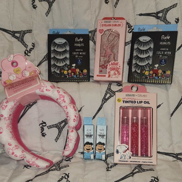 Peanuts Other - NWT Peanuts Themed Beauty Set
